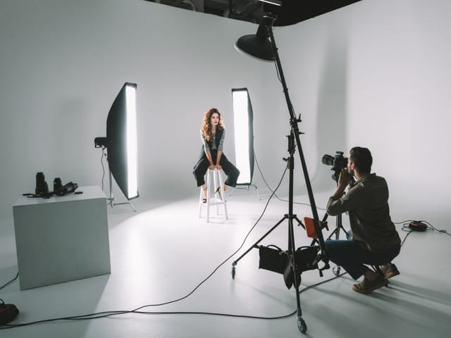 What should a complete beginner's photography lights kit contain?